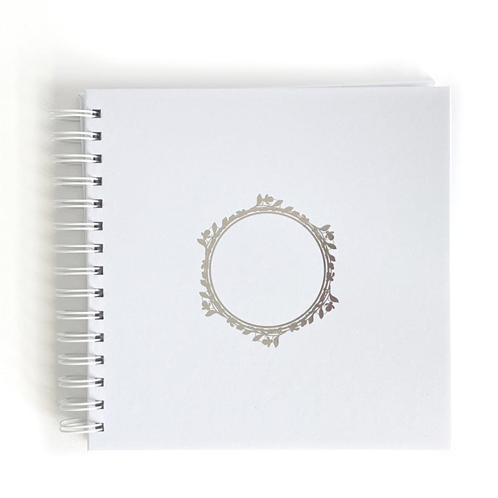 Vhite Scrapbooking album 20,5k20,5 cm
