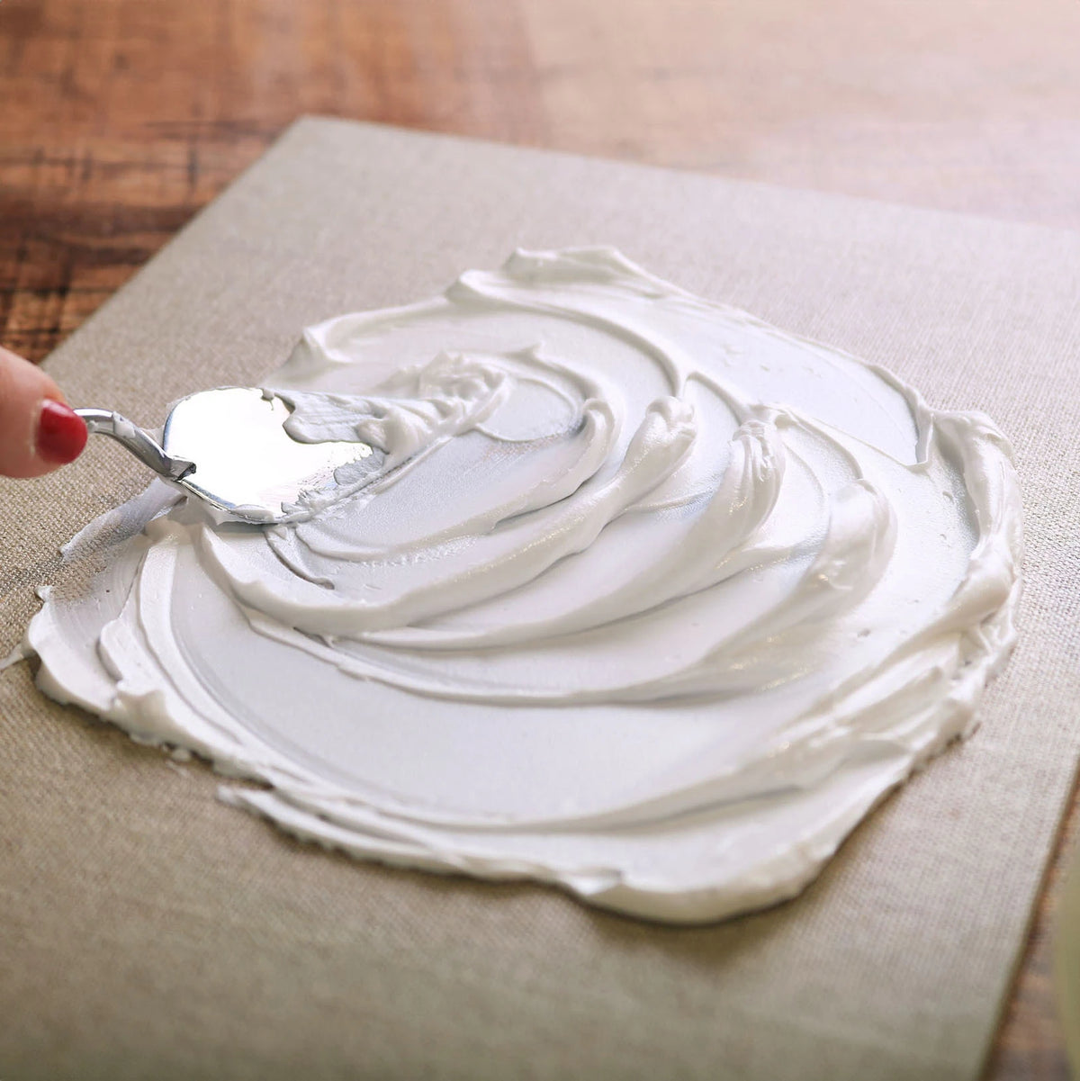 Reljefna tekstura napravljena strukturnom ARTMIE Butter Fine pastom na platnu