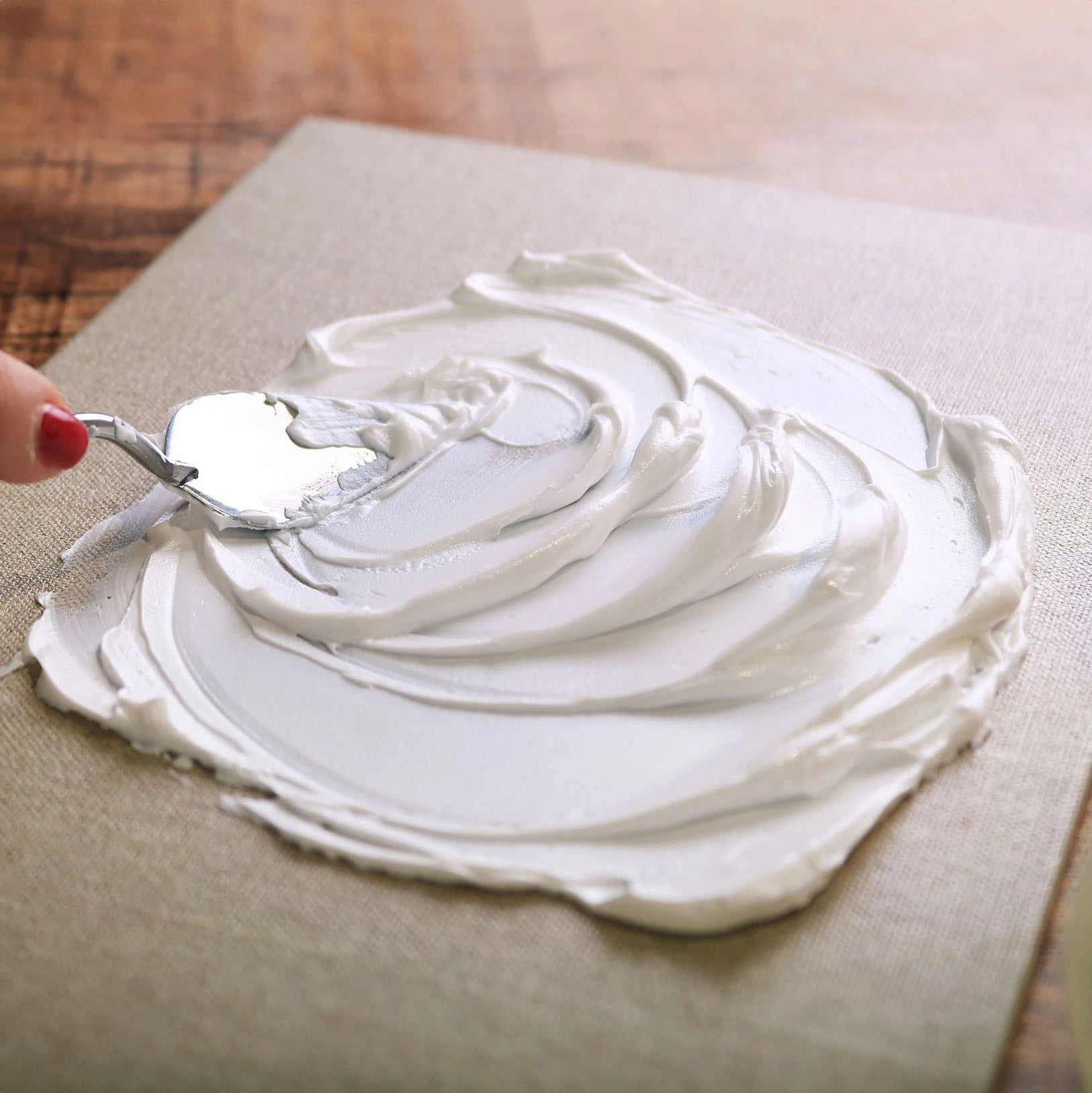 Reljefna tekstura napravljena strukturnom ARTMIE Butter Fine pastom na platnu
