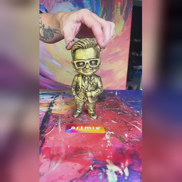 Chibi figurica od fotografije za bojenje – pravi video: bela figurica odštampana prema fotografiji i njeno bojenje u ARTMiE ateljeu.