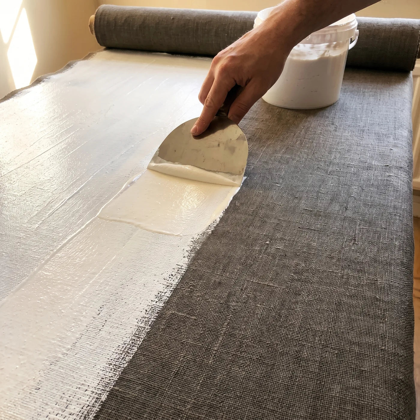 Nanošenje dva sloja gesso na laneno platno MUSEAL
